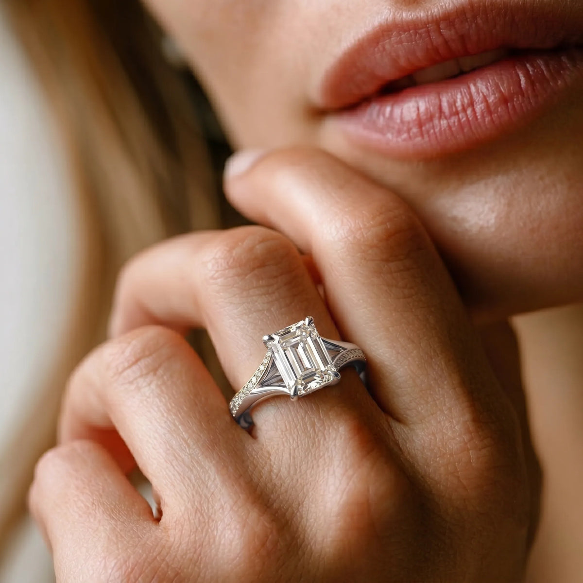 white gold Close-up of a hand wearing a diamond ring with a blurred background